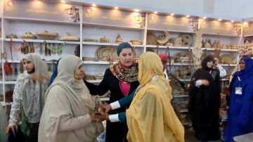 رئيسة المجلس القومي للطفولة والأمومة تتفقد جناح المجلس بمعرض الكتاب