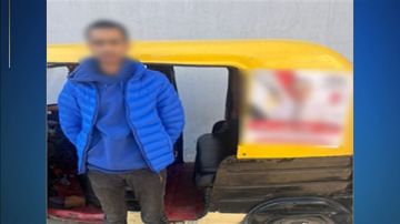 ضبط سائق توك توك يحث الناخبين للتصويت لمرشح بعينه بكوم حمادة