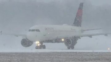 عاصفة ثلجية تعطل الطيران في الولايات المتحدة وإلغاء 12 ألف رحلة