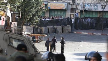 قوات الاحتلال تغلق منطقة باب الزاوية بالخليل لتأمين اقتحام المستوطنين.. التفاصيل قوات الاحتلال تغلق منطقة باب الزاوية بالخليل لتأمين اقتحام المستوطنين.. التفاصيل