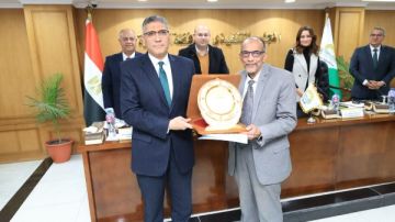 محافظ الجيزة يكرم رئيس جهاز التفتيش والمتابعة الميدانية لبلوغه السن القانونية