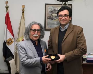 وزير الثقافة يلتقي الفنان التشكيلي العراقي ضياء العزاوي الحاصل على جائزة النيل للمبدعين العرب ويدعوه لإقامة معرض استيعادي