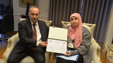 أول فتاة تعمل كمدربة كمبيوتر للمكفوفين.. محافظ أسيوط يكرم زينب بدر ويقرر تعيينها ودعمها