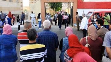 المدرسة طلبت الشرطة أولياء أمور يرفضون دفع زيادات غير قانونية بالمصاريف المدرسة طلبت الشرطة أولياء أمور يرفضون دفع زيادات غير قانونية بالمصاريف