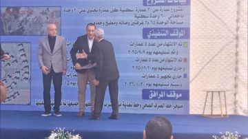 بالأسماء.. مدبولي يسلم وحدات سكنية لأهالي الطود بالأقصر