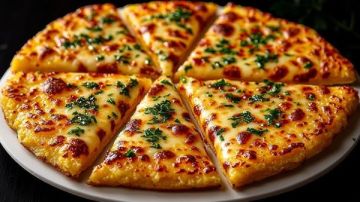 بشكل وطعم احترافي.. طريقة عمل بيتزا البطاطس بدون دقيق