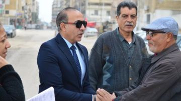 سيرا على الأقدام.. رئيس بورفؤاد يلتقي أهالي المدينة ويستمع لمطالبهم سيرا على الأقدام.. رئيس بورفؤاد يلتقي أهالي المدينة ويستمع لمطالبهم