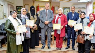 عقب تزيينهم بهو مديرية تعليم بورسعيد.. الغرباوى يكرم توجيه التربية الفنية