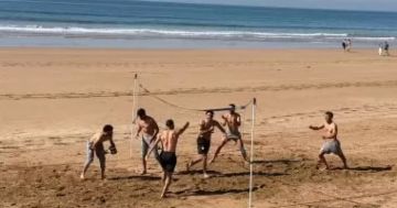 لاعبو المنتخب على أحد الشواطى المغربية قبل مواجهة السنغال