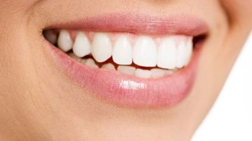 القاتل الصامت لابتسامتك.. كيف يحول التوتر ضغط الأسنان إلى أزمة صحية؟