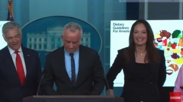 بصوت البط .. رنة هاتف وزير الصحة الأمريكي تخطف الأضواء في البيت الأبيض شاهد