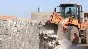 بمساحة 10 قراريط.. تنفيذ 11 قرار إزالة بمركز الرياض في كفر الشيخ صور