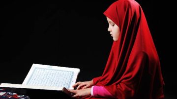 حكم وضع اليد على الآية عند قراءة القرآن من المصحف.. الإفتاء تجيب حكم وضع اليد على الآية عند قراءة القرآن من المصحف.. الإفتاء تجيب