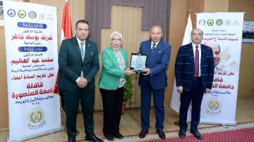 رئيس جامعة المنصورة يكرم أعضاء قافلة جسور الخير 23 رئيس جامعة المنصورة يكرم أعضاء قافلة جسور الخير 23