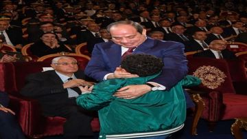 زوجة الشهيد رامي هلال: لحظة توجه علي إلى الرئيس كانت مليئة بالمشاعر فيديو زوجة الشهيد رامي هلال: لحظة توجه علي إلى الرئيس كانت مليئة بالمشاعر فيديو