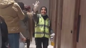 همة وبشاشة.. سائحة أجنبية توثق نشاط عاملة نظافة بالمتحف المصري الكبير همة وبشاشة.. سائحة أجنبية توثق نشاط عاملة نظافة بالمتحف المصري الكبير