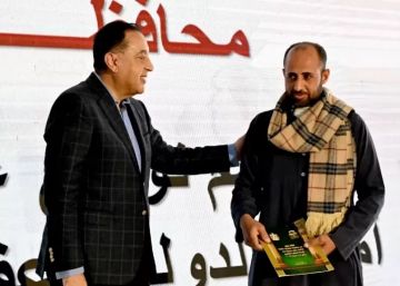 رئيس الوزراء يسلم عددا من العقود للمستفيدين من وحدات العمارات السكنية الجديدة بديل الإيواء بالمنيا رئيس الوزراء يسلم عددا من العقود للمستفيدين من وحدات العمارات السكنية الجديدة بديل الإيواء بالمنيا