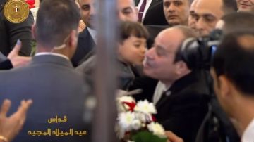قبلة سلام ووحدة وطنية.. الرئيس السيسي وطفل صغير في مشهد إنساني مؤثر خلال احتفالية عيد الميلاد المجيد
