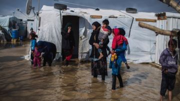 منخفض جوي يعصف بالقطاع.. نازحو غزة يواجهون العاصفة بخيام مهترئة