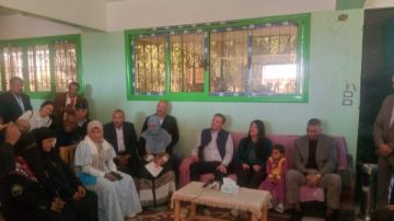 وزير الزراعة يساعد مزارع بوادى الصعايدة بأسوان منزله مهدد بالإنهيار