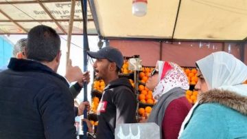 إزالة فرش فاكهة على سور حديقة في بورسعيد صور