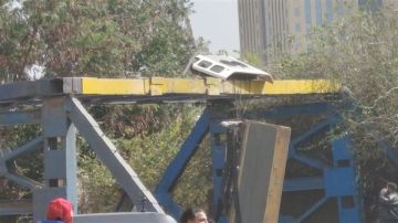 تفاصيل اصطدام أتوبيس سياحي بعلامات الارتفاع في إمبابة (صور)