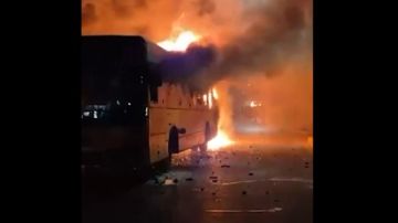 حرق حافلة تابعة لقوات الأمن الإيرانية في أصفهان شاهد