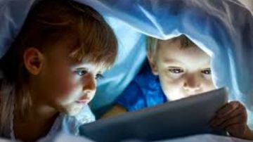 خبير نفسي يحذر : الهواتف ومواقع التواصل تهدد صحة الأطفال والمراهقين خبير نفسي يحذر : الهواتف ومواقع التواصل تهدد صحة الأطفال والمراهقين