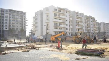 رئيس جهاز العلمين الجديدة: تكثيف العمالة والمعدات لسرعة الانتهاء من كمبوند مزارين