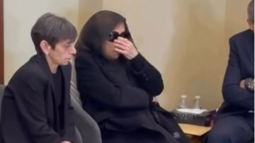 فيروز تنهار من البكاء فى جنازة ابنها هلي الرحباني فيروز تنهار من البكاء فى جنازة ابنها هلي الرحباني