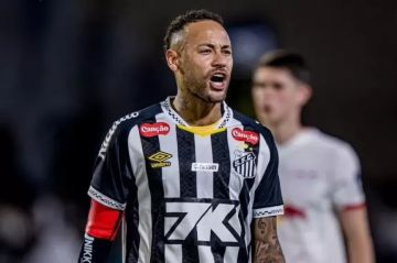 من أجل كأس العالم.. نيمار يمدد عقده مع سانتوس حتى نهاية 2026