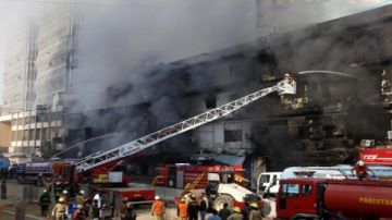 ارتفاع حصيلة ضحايا حريق بمركز تسوق في باكستان إلى 26 قتيلا