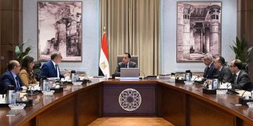 رئيس الوزراء يتابع مع وزير البترول عددا من ملفات العمل