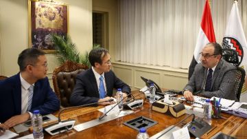 مصر والصين تبحثان فرص التعاون في صناعة المركبات الكهربائية