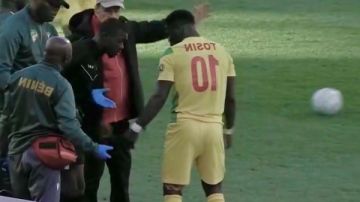 موقف غامض.. لقطة لا تليق في مباراة مصر وبنين بكأس الأمم الأفريقية موقف غامض.. لقطة لا تليق في مباراة مصر وبنين بكأس الأمم الأفريقية