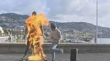 حادثة صادمة في ماديرا.. شخص يشعل النار في تمثال كريستيانو رونالدو حادثة صادمة في ماديرا.. شخص يشعل النار في تمثال كريستيانو رونالدو