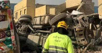 معاينة حادث شق الثعبان: مصرع شخص وإصابة 4 آخرين فى اصطدام تريلا بـ6 سيارات.. صور