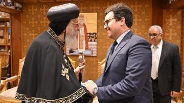 البابا تواضروس يستقبل وزير الثقافة لتقديم التهانئ بالعام الجديد وعيد الميلاد