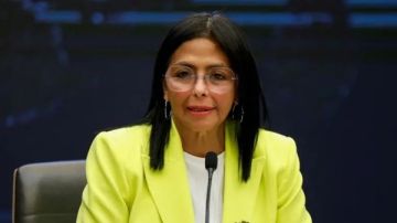 المحكمة العليا لفنزويلا تأمر نائبة الرئيس بتولي صلاحيات مادورو مؤقتا