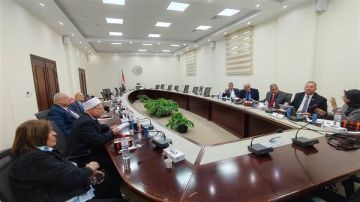 جامعة المنصورة الجديدة تناقش إنشاء مستشفى جامعي وتستعرض تطورات المشروع