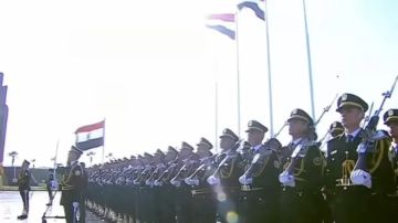 طلاب أكاديمية الشرطة يحيون العلم أمام الرئيس السيسي