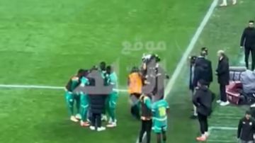 لحظة اتفاق لاعبي السنغال على الانسحاب أمام المغرب بنهائي أمم أفريقيا