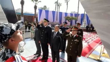 احتفالا بعيد الشرطة.. محافظ الشرقية ومدير الأمن يضعان إكليل الزهور على النصب التذكاري