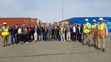 جمارك السويس تستقبل وفدا طلابيا من جامعة بكين