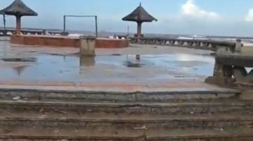 خروج مياه البحر إلى منطقة الكافيهات على شاطئ رأس البر خروج مياه البحر إلى منطقة الكافيهات على شاطئ رأس البر