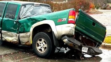 رجل يقود سيارة مدمرة يجمع 25 ألف دولار تبرعات لإصلاحها