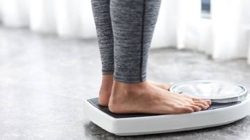 لماذا يزداد وزن المرأة في الأربعينيات رغم نمط الحياة الصحي؟