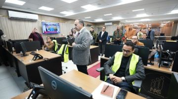 محافظ أسيوط يتابع سير التصويت بدوائر الإعادة