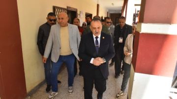 محافظ أسيوط يتابع سير التصويت في اللجان الانتخابية وسط إقبال ملحوظ صور