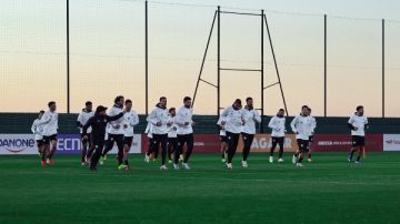 منتخب مصر يتدرب بملعب تغازوت استعدادا لمواجهة كوت ديفوار ..وتريزيجيه يتمرن بالكرة منتخب مصر يتدرب بملعب تغازوت استعدادا لمواجهة كوت ديفوار ..وتريزيجيه يتمرن بالكرة